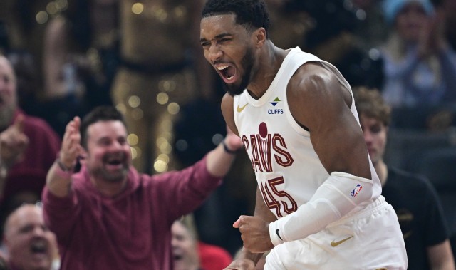 开云-米球王！米切尔25中11砍32分5板8助1抢断 关键时刻5分1助带走胜利